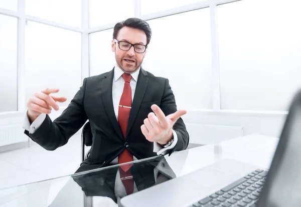 Zakenman rekent op zijn vingers, zit aan zijn Bureau. — Stockfoto