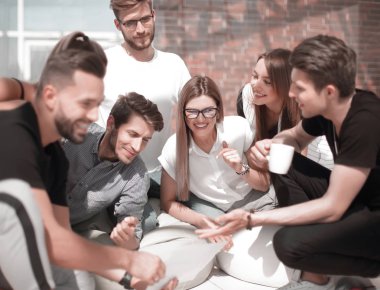 Kapatın. Modern bir ofiste bir iş ekibine beyin fırtınası yapın..