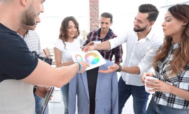 Renk paletini tartışan tasarımcı takımı