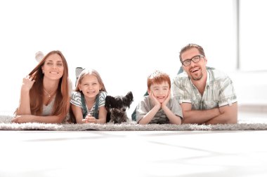 Modern mutlu aile yeni bir daire içinde