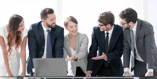 Team di lavoro sta discutendo informazioni online — Foto Stock