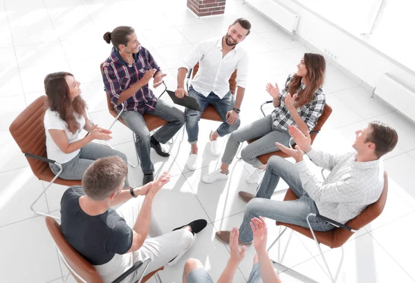 Equipo de negocios celebra una reunión en el vestíbulo de la oficina — Foto de Stock