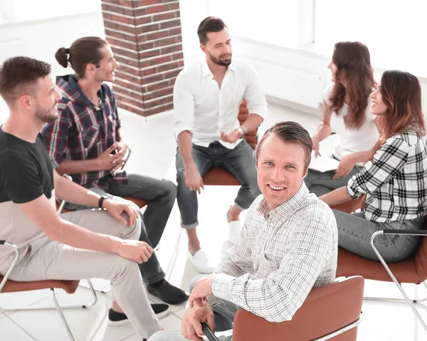 Sonriente jefe sentado en el taller — Foto de Stock