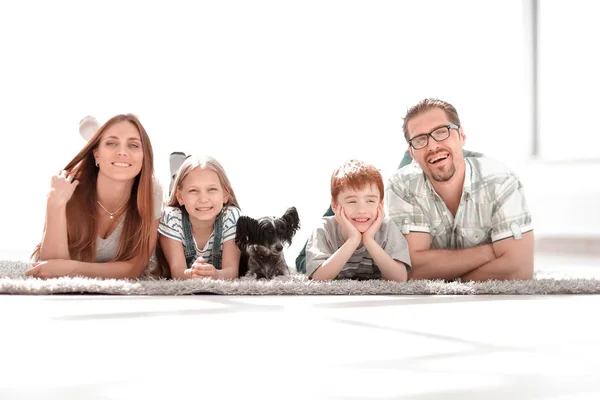 Família feliz moderna em um novo apartamento — Fotografia de Stock