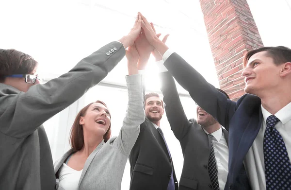 Gente de negocios con las manos juntas en un círculo — Foto de Stock