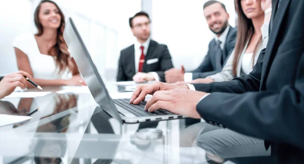 Empresario usando laptop durante una reunión del Consejo de Administración — Foto de Stock