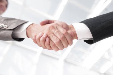 Çeşitli iş adamları el sıkışıyor..
