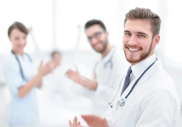 Läkare klappade händerna och applåderar på samtycke — Stockfoto