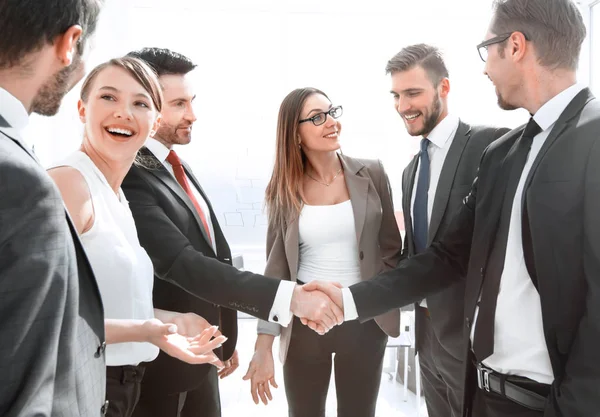 Obchodní handshake v moderní kanceláři — Stock fotografie