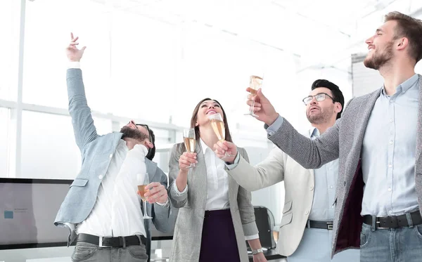 Groupe d'employés heureux célèbrent leur succès sur le lieu de travail — Photo