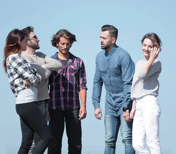 Grupo de estudiantes hablando mientras están al aire libre — Foto de Stock