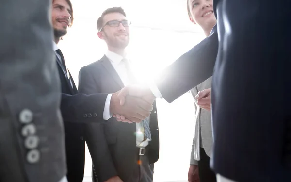 Business mensen handshaking na goede deal. — Stockfoto