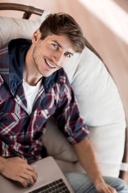 çekici adam dizüstü bilgisayarında yazıyor.