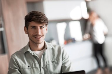 yakın kapatın. dairesinden bir dizüstü bilgisayar üzerinde çalışan genç bir adam