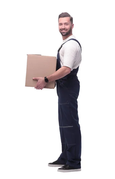 Mężczyzna w ubraniu roboczym z kartonowym pudełkiem izolowanym na białym tle — Zdjęcie stockowe