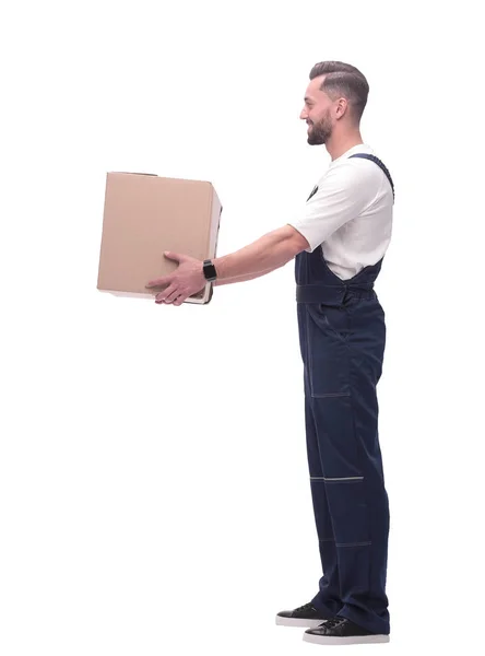 Vista lateral. sorrindo homem passando uma caixa de papelão — Fotografia de Stock