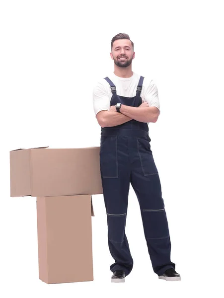 Em pleno crescimento. sorrindo homem de pé perto de caixas de papelão — Fotografia de Stock