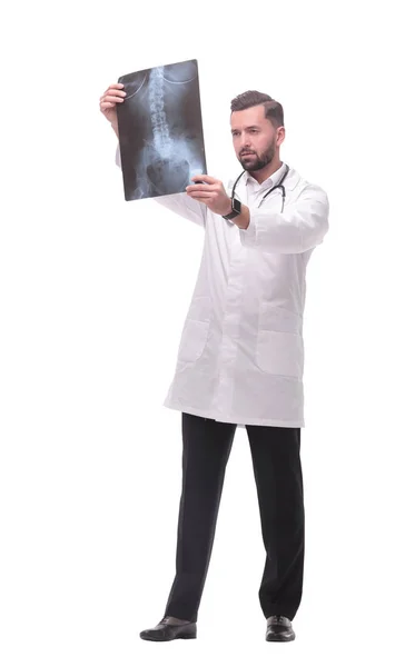 Terapeuta médico olhando atentamente para o raio-x. isolado em branco — Fotografia de Stock