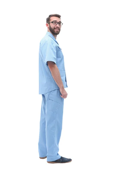 Вид сбоку. улыбающийся врач смотрит в камеру — стоковое фото