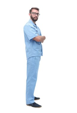 yan görünüm. başarılı erkek doktor kameraya bakıyor.