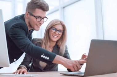 Mutlu meslektaşlar bilgisayar ekranına bakıyor. .