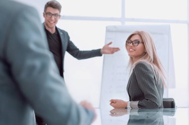 Proje Yöneticisi, iş ekibi için bir sunum düzenledi.