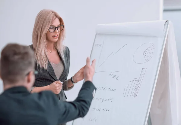 Project Manager answering questions during the meeting — Stock Photo, Image