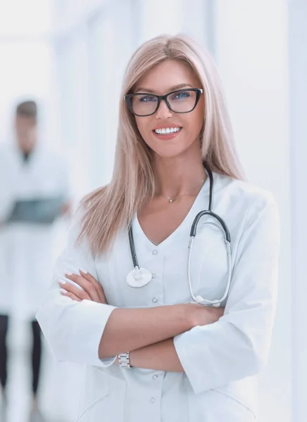 Portret van zelfverzekerde vrouwelijke arts met een stethoscoop — Stockfoto