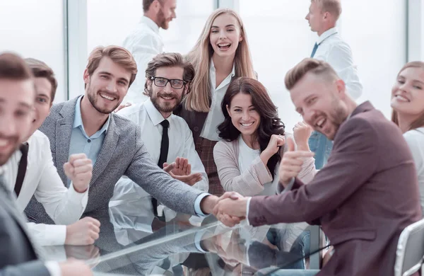 Счастливые бизнесмены пожимают друг другу руки в конференц-зале — стоковое фото
