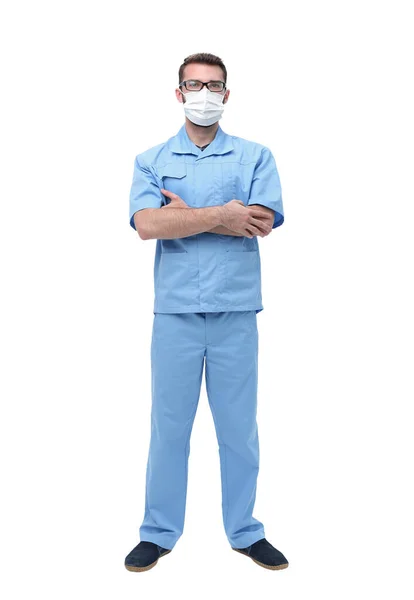 Zelfverzekerde mannelijke arts in chirurgische masker. geïsoleerd op wit — Stockfoto