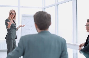 Ofisteki iş sunumunun arkaplan resmi.