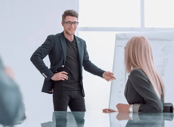 Gerente de projeto realiza uma reunião com uma apresentação para a equipe de negócios — Fotografia de Stock