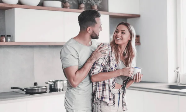 Glada par i köket på en god morgon — Stockfoto