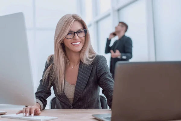 Lächelnde Geschäftsfrau in einem modernen Büro — Stockfoto