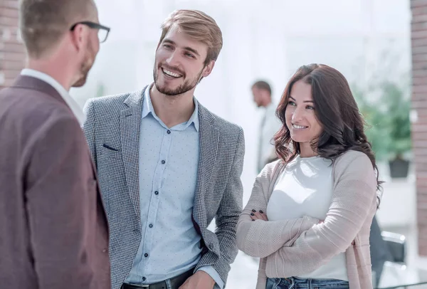 De cerca. jóvenes empleados discutiendo sus ideas — Foto de Stock