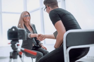 Muhabir, konuğu stüdyoya davet ediyor.