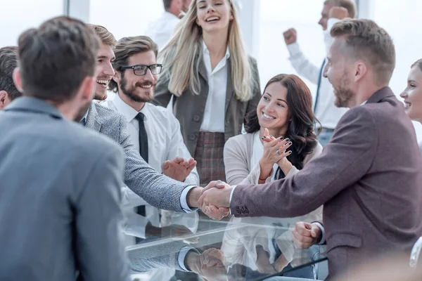 Parceiros de negócios sorridentes apertando as mãos, para os aplausos da equipe de negócios — Fotografia de Stock