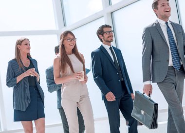 Ofis koridorundan geçen bir grup iş adamı.