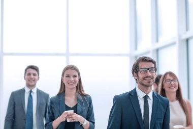 ofis lobisinde duran bir grup çalışan