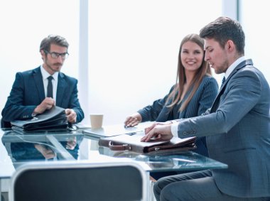 Modern bir ofisteki toplantıda iş adamları