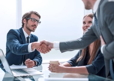 İş toplantılarında iş adamları el sıkışıyor.