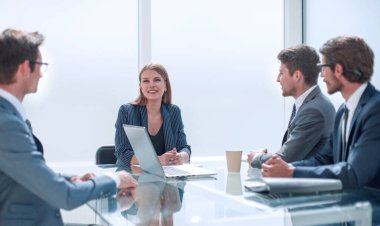 İş ekibi yeni proje için fikir alışverişinde bulunuyor.