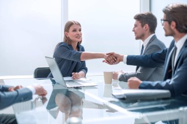 Yönetim kurulu odasında el sıkışan iş adamları