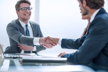 İş adamları el sıkışıyor. işbirliği konsepti