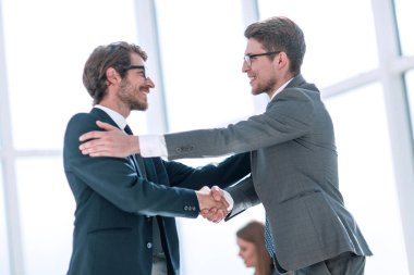 İş arkadaşları el sıkışıyor..