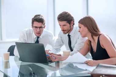 İşletme ekibi işlerinin terfisini tartışıyor.