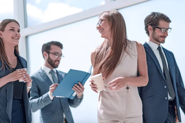 Grupo de empresarios que pasan por el pasillo de oficinas — Foto de Stock