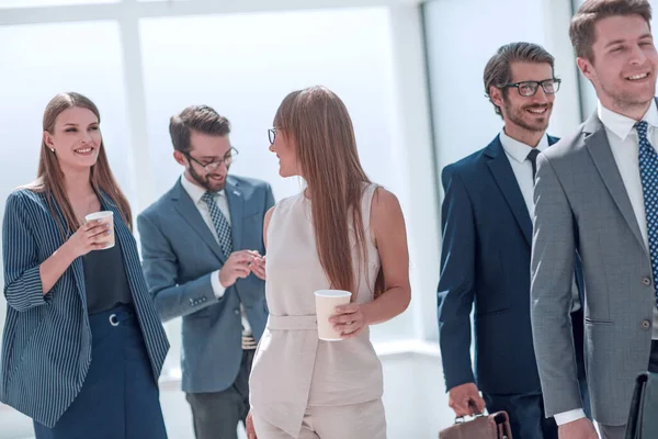 Grupo de empresarios que pasan por el pasillo de oficinas — Foto de Stock