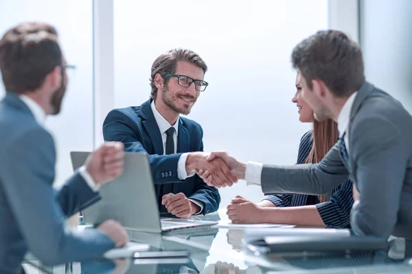 Affärspartners nå ut till varandra för ett handslag — Stockfoto