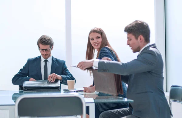 Empresarios se preparan para iniciar una reunión de negocios — Foto de Stock